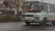 Ne, ovo nije scena iz filma! Potpuno zapaljen gradski autobus jurca gradom. Vozača nije naterao da ga zautavi ni plamen u njegovoj kabini  (VIDEO)