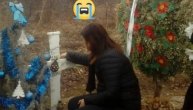 "Srećna Nova godina, pile majkino": Ovo je najpotresnija praznična slika Srbije, a nastala je na grobu malog Ognjena (FOTO)
