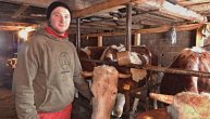 Ima 23 godine, devojku i svoju farmu krava: Ne stidi se što radi na selu i ima jaku poruku za sve koji hoće na Zapad (FOTO)