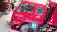 Smrtna opasnost vreba iz guma: Ovaj automehaničar je glavom platio eksploziju gume (VIDEO)