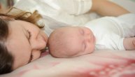 Slučajno je zaspala pored svoje bebe u krevetu. Kada se probudila, njen sin je bio mrtav!