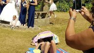 Dok su gosti besneli, mlada dama je odbila da prekine sunčanje dok su iza nje nastajale prve fotografije tek venčanog para (FOTO)
