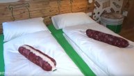 Omiljeni hotel svakog ko voli meso: Na krevetu će vas dočekati ogromna bavarska kobasica, a na zidovima vise čvarci i šunka (VIDEO)