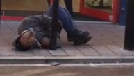 Muškarac se valjao po ulici u Britaniji i urlikao: Prestravljeni prolaznici u čudu gledali šta mu se dešava (VIDEO)